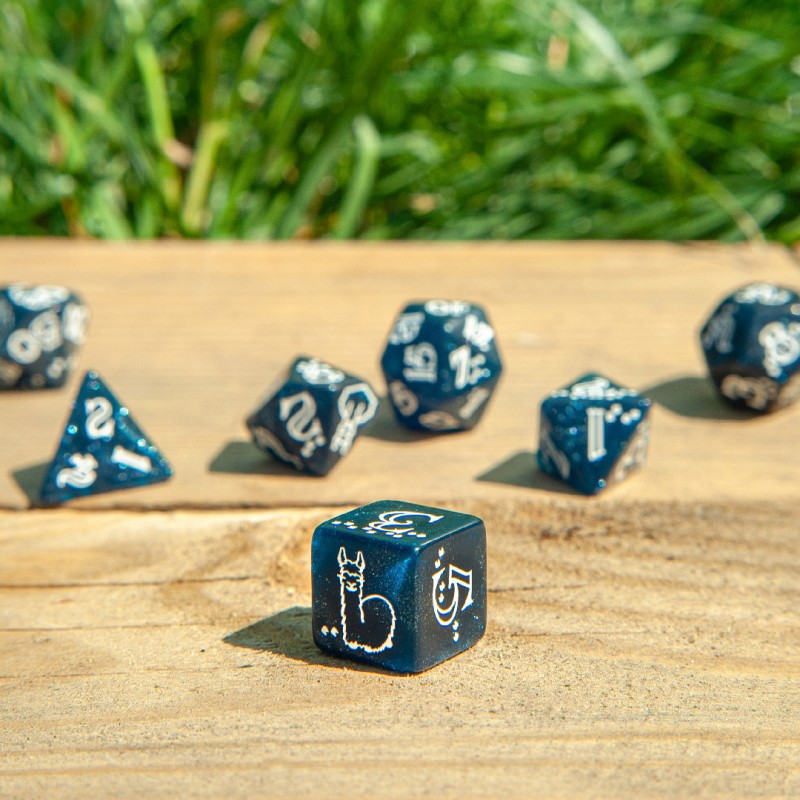 Set de zaruri Shimmering Llama (Glittering Dark Blue & White)