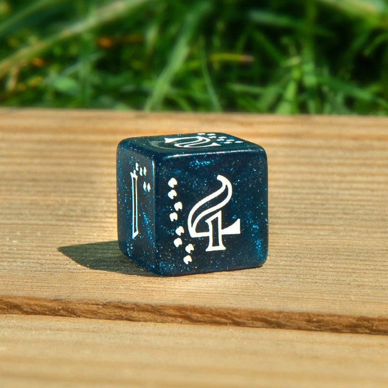 Set de zaruri Shimmering Llama (Glittering Dark Blue & White)