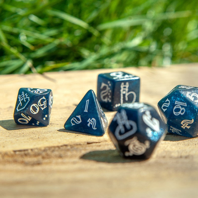 Set de zaruri Shimmering Llama (Glittering Dark Blue & White)