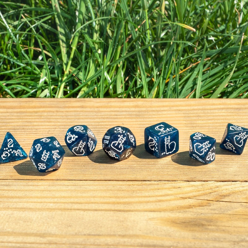 Set de zaruri Shimmering Llama (Glittering Dark Blue & White)